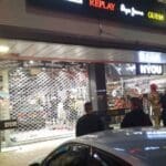רכב נכנס לתוך חנות במרכז ביג בצומת קריית אתא (צילום: אתר 970 – חיפה החרדית)