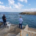 דייגים בחוף העירוני – בת גלים (צילום: נילי בנו)