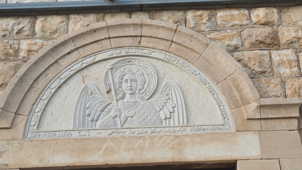 משקוף מעל הכניסה לכנסייה על שם המלאך גבריאל - ההיסטוריה של שכונת אלעתיקה בחיפה (צילום: כמיל סארי)