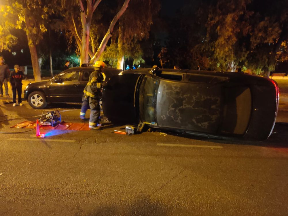 הרכב התהפך • הנהגת נעלמה - תאונת דרכים ברחוב צה"ל בחיפה (צילום: כבאות והצלה)