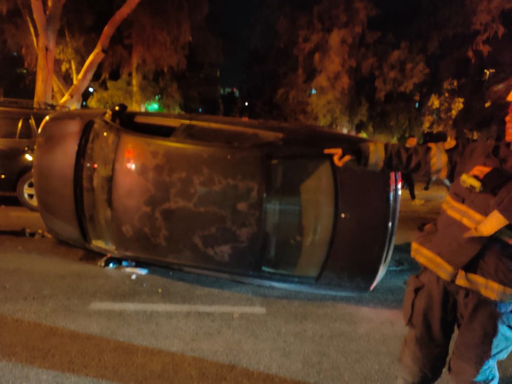 הרכב התהפך • הנהגת נעלמה - תאונת דרכים ברחוב צה"ל בחיפה (צילום: כבאות והצלה)