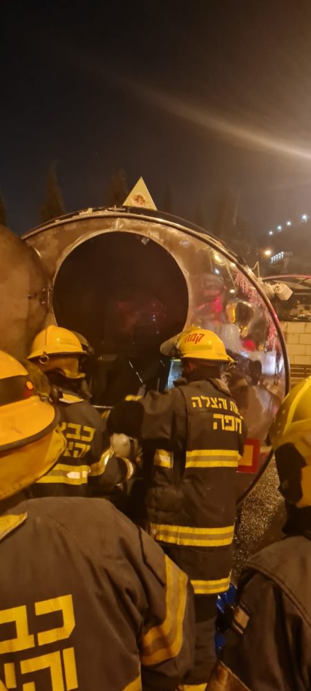 שריפת מזנון נייד (פוד טראק) בחיפה (צילום: כבאות והצלה)