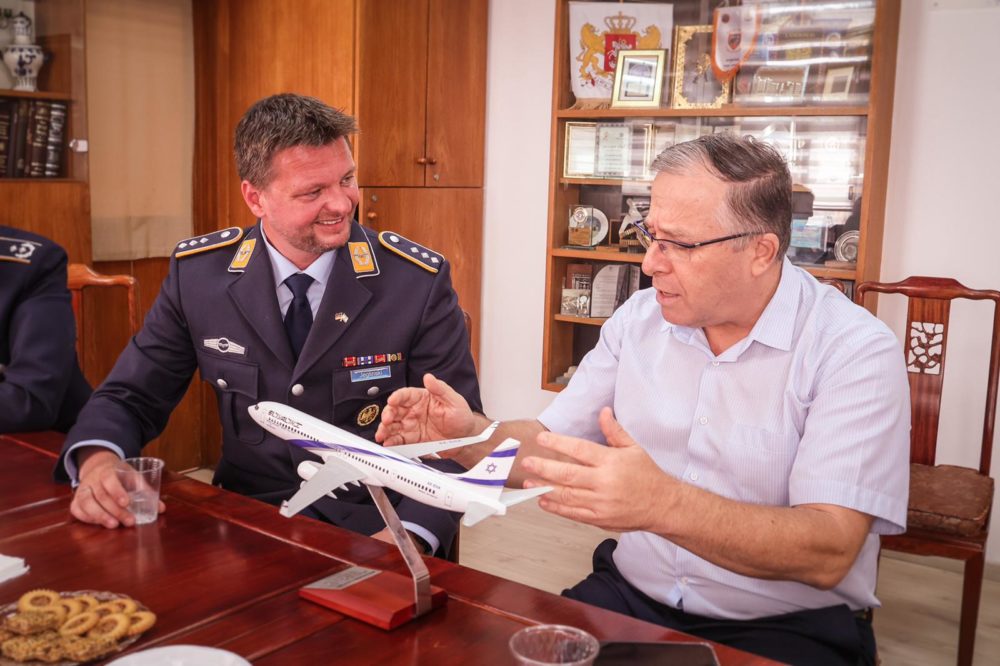 ראש העיר אלי דוקורסקי עם קצין דוברות חייל האוויר הגרמני, תושב העיר התאומה שטיגליץ צלנדורף, סטפן ג'גלינסקי