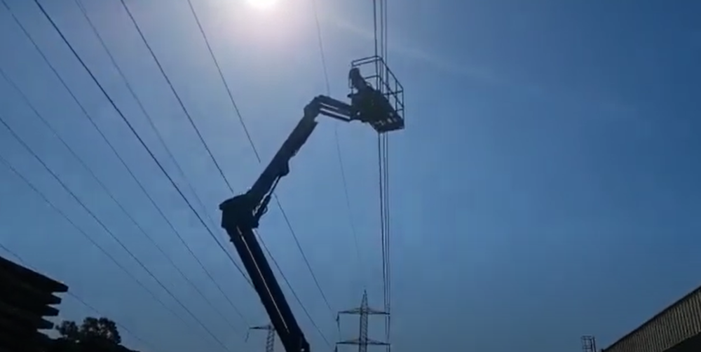 חילוץ המנופאי ע"י כוחות ההצלה (צילום: כבאות והצלה)