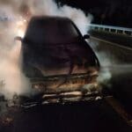 כיבוי רכב בוער בכביש העובר ביער הכרמל בין עוספיה לחיפה (צילום: כבאות והצלה)