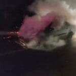 כיבוי רכב בוער בכביש העובר ביער הכרמל בין עוספיה לחיפה (צילום: כבאות והצלה)