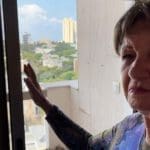 רבקה עילם במרפסת דירתה המשקיפה אל מרכז הכרמל – מגדלי אלישע (צילום: חי פה)