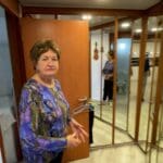 רבקה עילם בחדר הארונות בדירתה – מגדלי אלישע (צילום: חי פה)