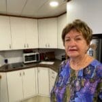 רבקה עילם במטבח בדירתה – מגדלי אלישע (צילום: חי פה)