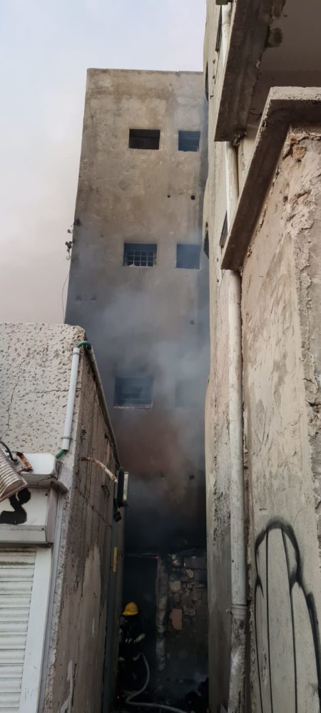 שריפה במבנה נטוש בחיפה בו מתגוררים דרי רחוב (הומלסים) (צילום: כבאות והצלה)