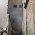 שריפה במבנה נטוש בחיפה בו מתגוררים דרי רחוב (הומלסים) (צילום: כבאות והצלה)