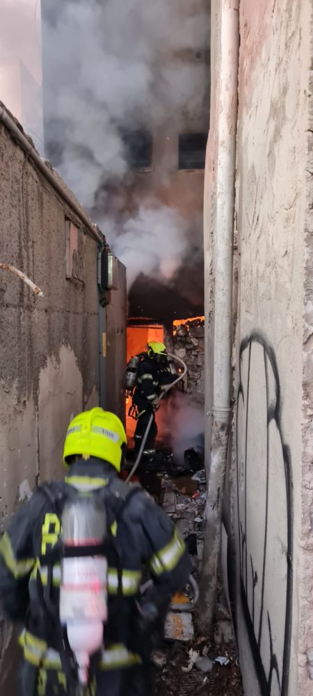 שריפה במבנה נטוש בחיפה בו מתגוררים דרי רחוב (הומלסים) (צילום: כבאות והצלה)