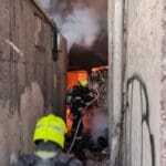 שריפה במבנה נטוש בחיפה בו מתגוררים דרי רחוב (הומלסים) (צילום: כבאות והצלה)