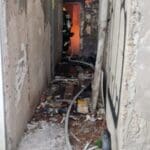 שריפה במבנה נטוש בחיפה בו מתגוררים דרי רחוב (הומלסים) (צילום: כבאות והצלה)