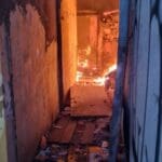 שריפה במבנה נטוש בחיפה בו מתגוררים דרי רחוב (הומלסים) (צילום: כבאות והצלה)