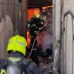 שריפה במבנה נטוש בחיפה בו מתגוררים דרי רחוב (הומלסים) (צילום: כבאות והצלה)