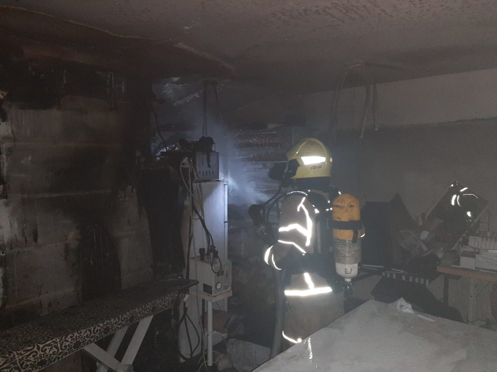 שרפה בדירה - אישה חולצה מבניין בוער (צילום: כבאות והצלה)