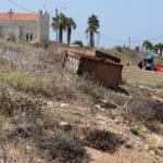 גרוטאות חלודות וקוצים בטיילת הכט בחיפה (צילום: ירון כרמי)