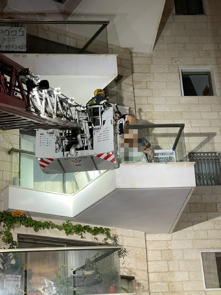 חילוץ לכודים ממבנה בוער בן 7 קומות ברחוב דולצ'ין בחיפה באמצעות מנוף (צילום: כבאות והצלה)