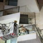 חילוץ לכודים ממבנה בוער בן 7 קומות ברחוב דולצ'ין בחיפה באמצעות מנוף (צילום: כבאות והצלה)