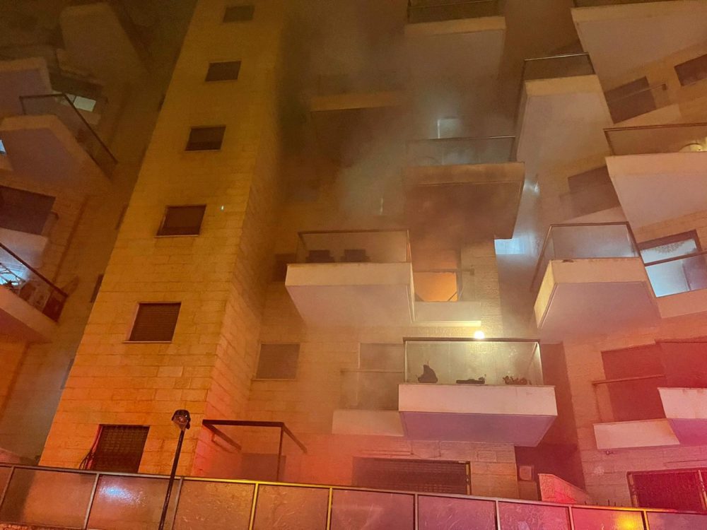 חילוץ לכודים ממבנה בוער בן 7 קומות ברחוב דולצ'ין בחיפה באמצעות מנוף (צילום: כבאות והצלה)