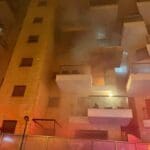חילוץ לכודים ממבנה בוער בן 7 קומות ברחוב דולצ'ין בחיפה באמצעות מנוף (צילום: כבאות והצלה)