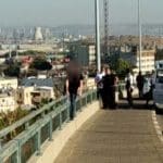 אדם מאיים להתאבד בקפיצה מגשר בחיפה (צילום: חי פה)
