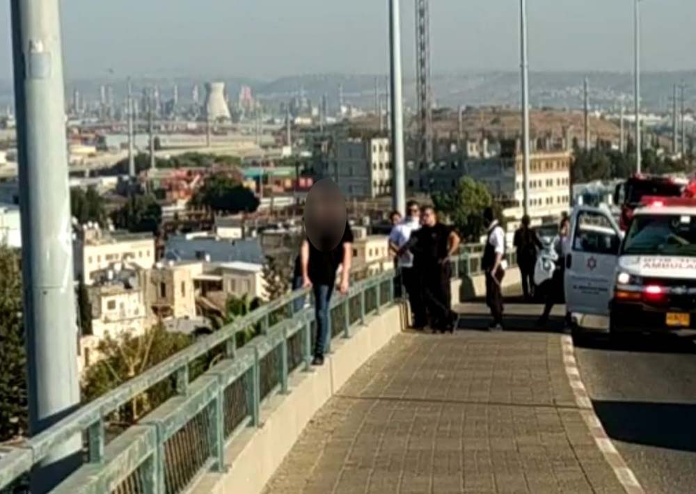 אדם מאיים להתאבד בקפיצה מגשר בחיפה (צילום: חי פה)