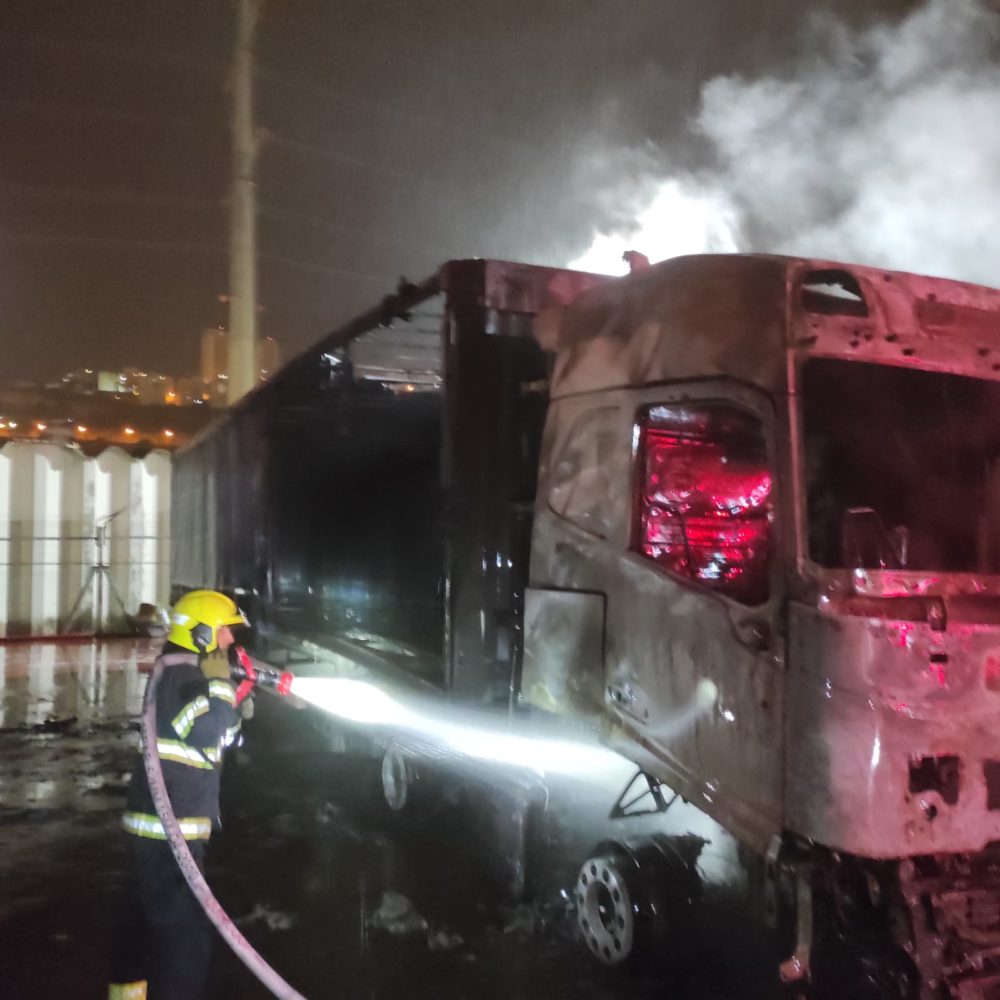 שריפה בחניון משאיות בחיפה (צילום: כבאות והצלה)