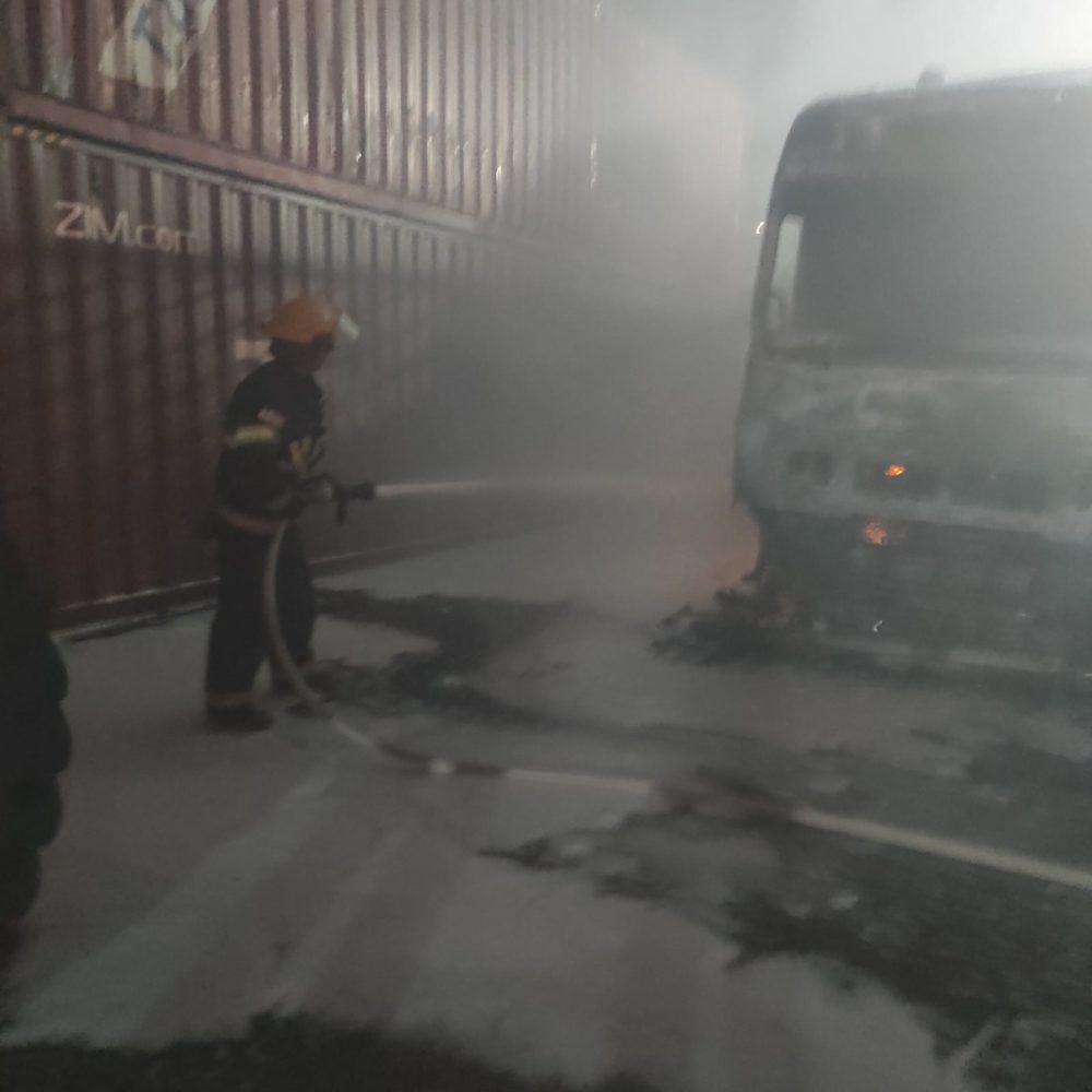 שריפה בחניון משאיות בחיפה (צילום: כבאות והצלה)