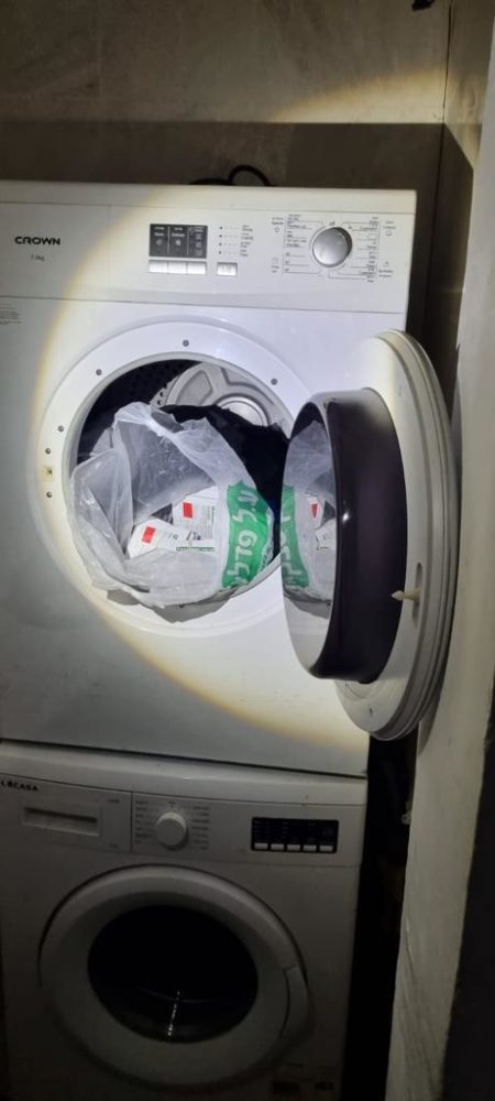 כדורים בתוך מכונת כביסה (צילום : משטרת ישראל)