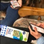 הברקוד ללקויי ראייה שפיתחו תלמידות בית הספר קופטאן בתכנית יוצרים שינוי, צילום מונאיה חלבי (1)