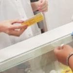 רוקחת עם לקוחה בבית מרקחת כללית – מרפאת איינשטיין