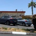 חניות שסומנו בכחול לבל מול חטיבת הביניים בבית הספר ליאו באק בחיפה – שביתה בליאו באק