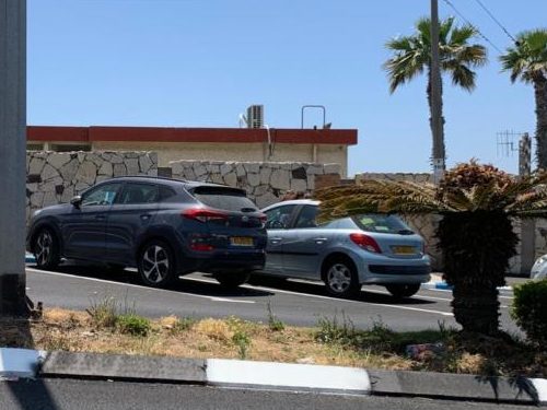 חניות שסומנו בכחול לבל מול חטיבת הביניים בבית הספר ליאו באק בחיפה - שביתה בליאו באק