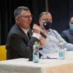 גדעון סער  ואלי דוקורסקי במפגש עם תלמידים בקריית ביאליק (צילום: דוברות שר המשפטים)