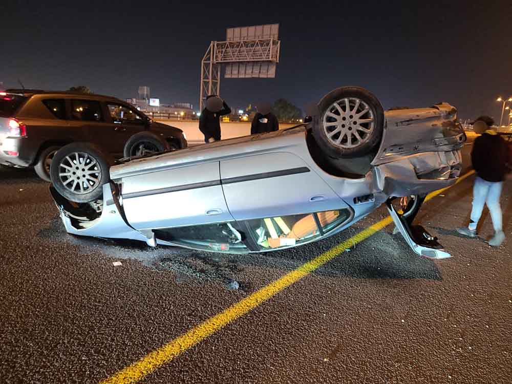 תאונת דרכים • רכב התהפך בכביש 22 (צילום: מנשה שמש)