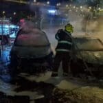 שריפה במגרש רכבים בחיפה • חמישה כלי רכב עלו באש (צילום: כבאות והצלה)