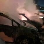 שריפה במגרש רכבים בחיפה • חמישה כלי רכב עלו באש (צילום: כבאות והצלה)