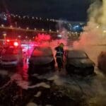 שריפה במגרש רכבים בחיפה • חמישה כלי רכב עלו באש (צילום: כבאות והצלה)