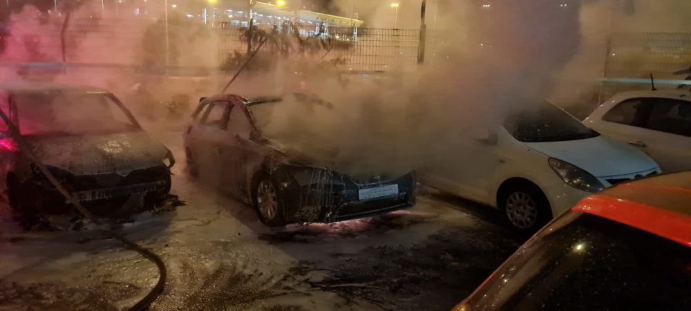 שריפה במגרש רכבים בחיפה • חמישה כלי רכב עלו באש (צילום: כבאות והצלה)