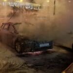 שריפה במגרש רכבים בחיפה • חמישה כלי רכב עלו באש (צילום: כבאות והצלה)