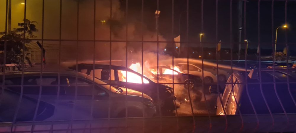 שריפה במגרש רכבים בחיפה • חמישה כלי רכב עלו באש (צילום: כבאות והצלה)
