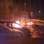 שריפה במגרש רכבים בחיפה • חמישה כלי רכב עלו באש (צילום: כבאות והצלה)