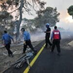 דני חייט, דותן שגב,  אלדד ריבן ואורי סמנדייב ז"ל בעת השרפה בכרמל (צילום: ד"ר שי לוי)