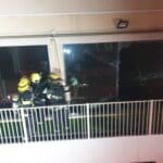 לוחמי האש בפעילות – שריפה במבנה בטירת כרמל (צילום: כבאות והצלה)