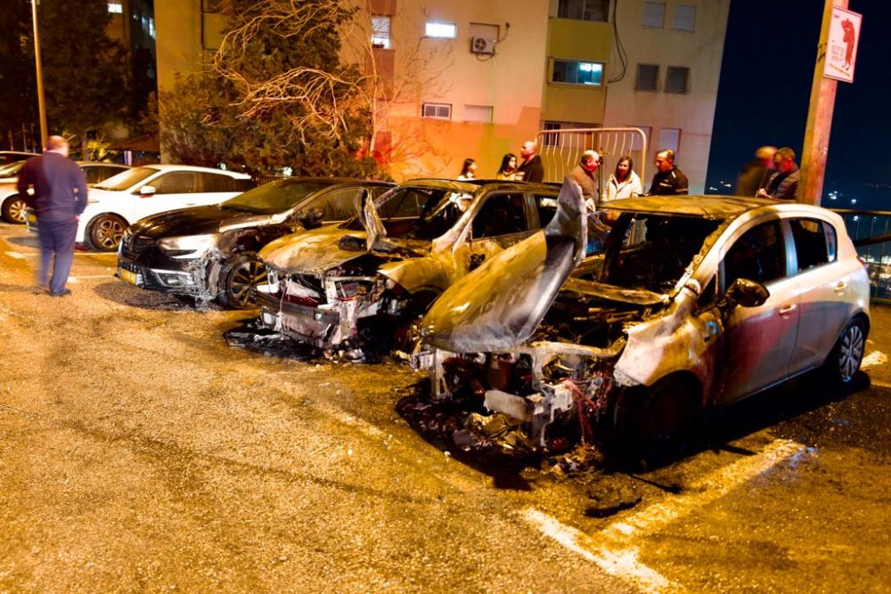 שריפה של ארבעה רכבים ברחוב  2 בנובמבר בחיפה (צילום: כבאות והצלה)