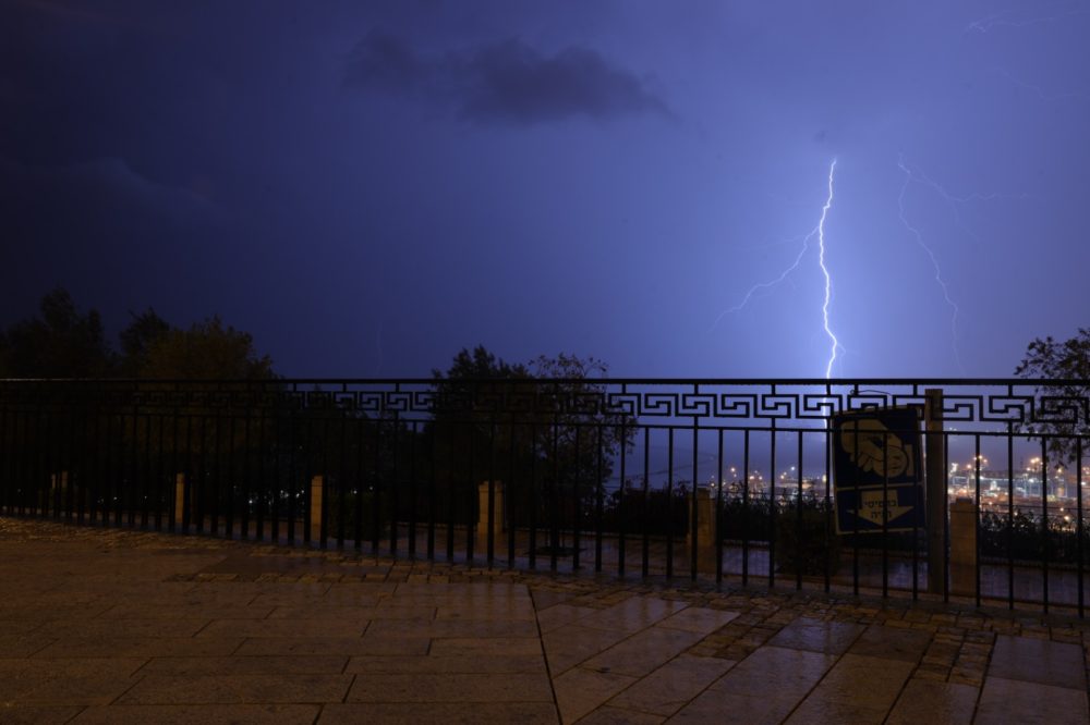 סערת ברקים במפרץ חיפה (צילום: מאור קורקוס)