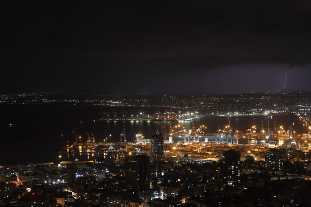 סערת ברקים במפרץ חיפה (צילום: מאור קורקוס)