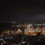 סערת ברקים במפרץ חיפה (צילום: מאור קורקוס)